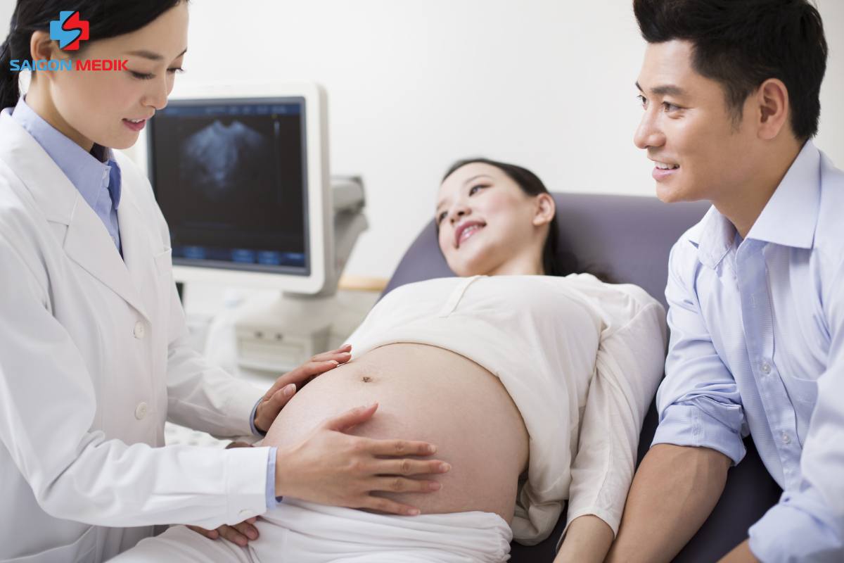 Việc thực hiện sớm các xét nghiệm sàng lọc mang lại những lợi ích thiết yếu cho mẹ bầu