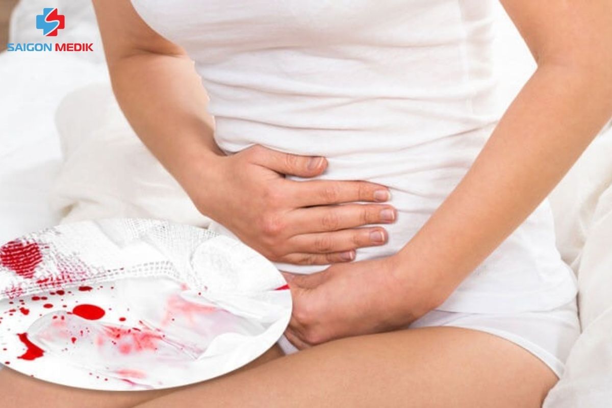 Dịch tiết bất thường kèm máu là dấu hiệu cảnh báo thai chết lưu
