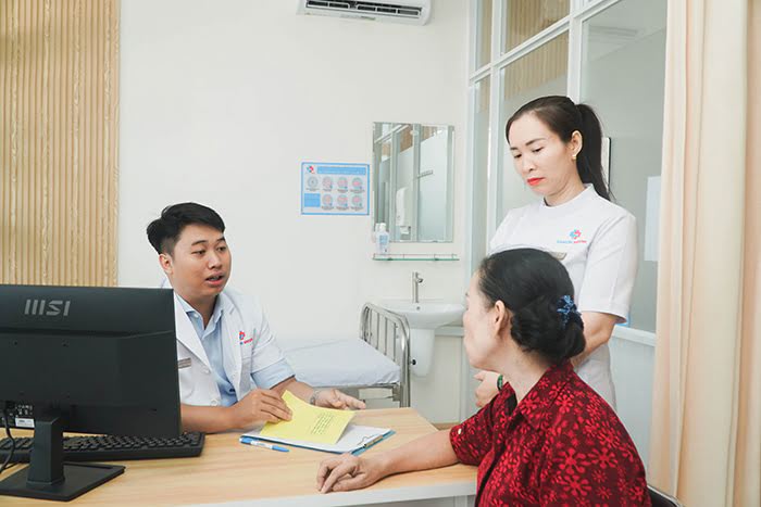 Hoạt động khám chữa bệnh